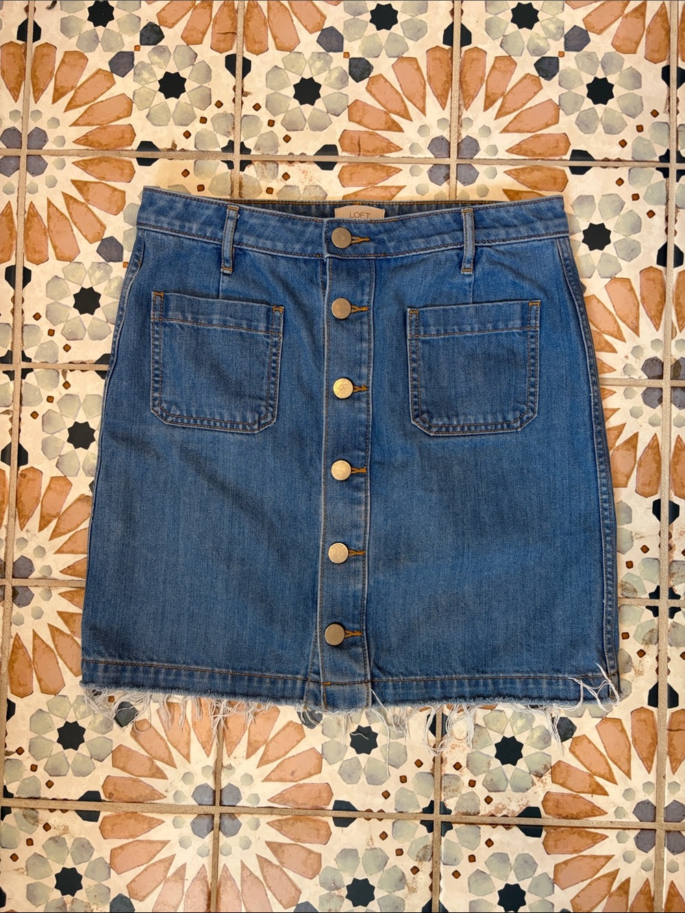 LOFT Blue Denim Button-Front Frayed-Hem Mini Skirt size 4